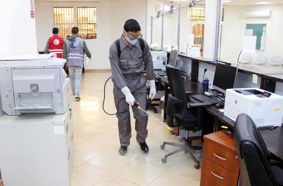 Phun thuốc khử trùng tại nơi làm việc ở Misrata, Libya - Ảnh: REUTERS
